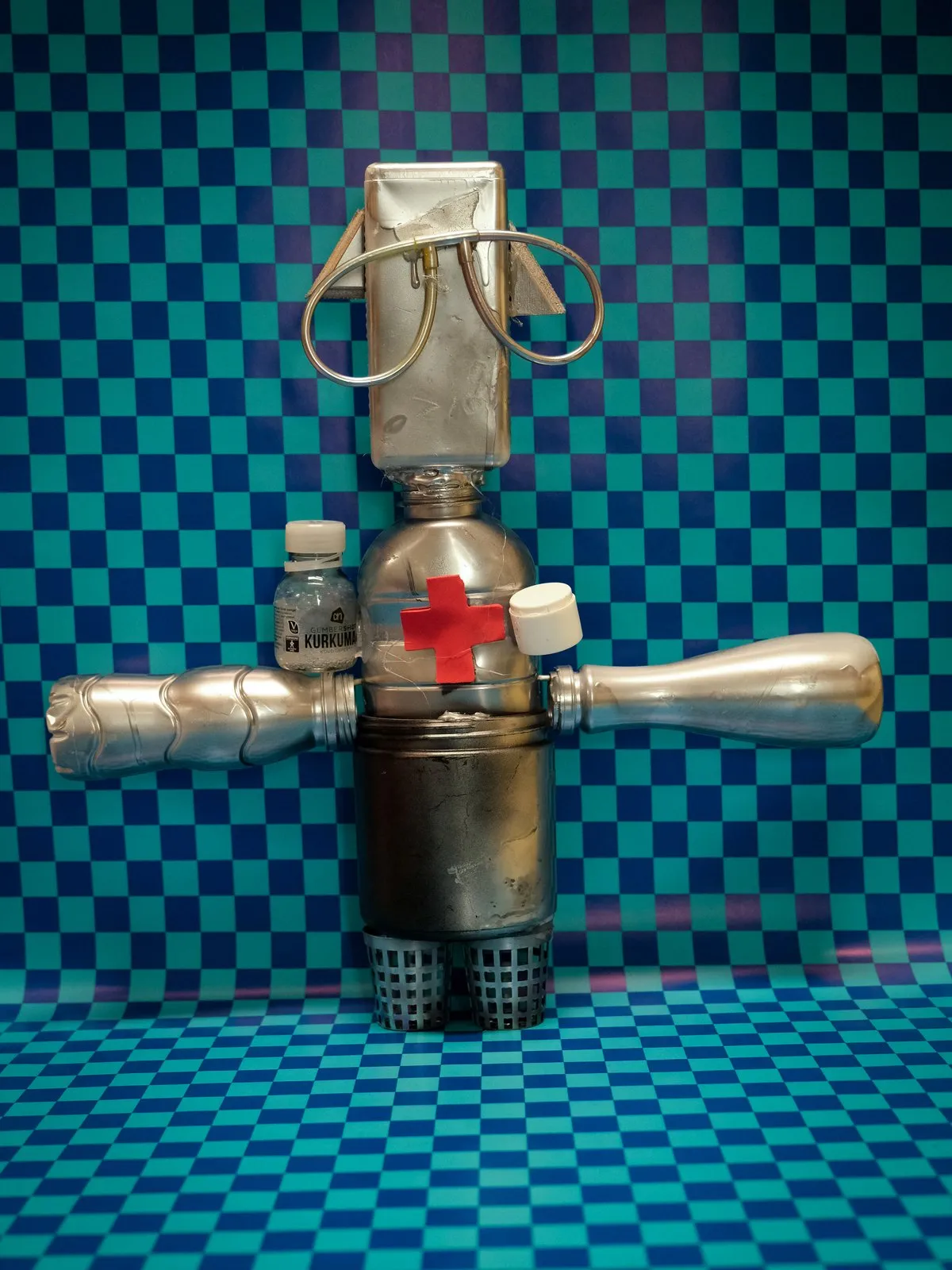 Een zorgrobot met een rood kruis op zijn borst, tegen een blauwe achtergrond