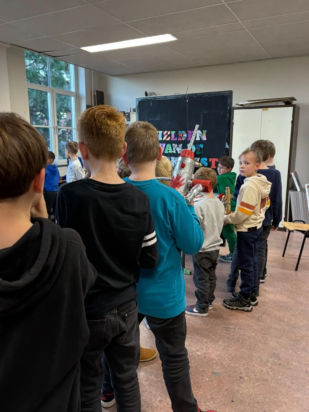 Een klas leerlingen wacht op zijn beurt bij de filmopstelling