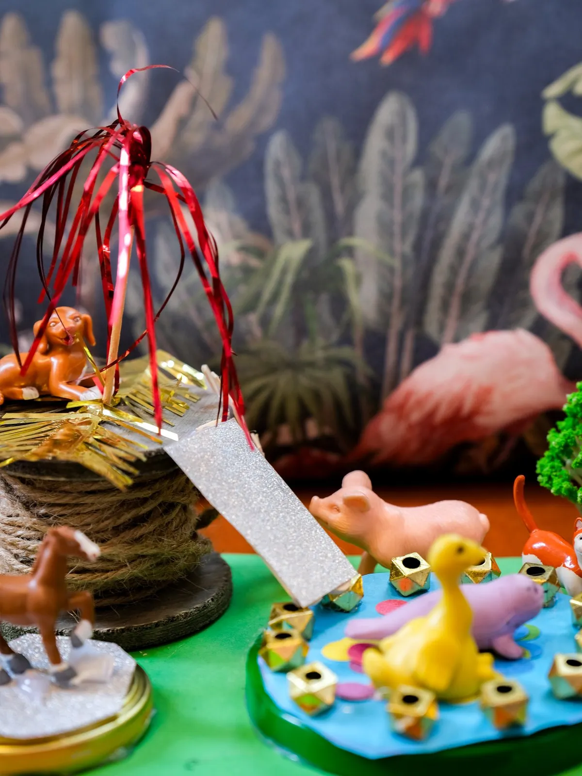 Een miniatuurscène met dinosaurussen tussen rode linten