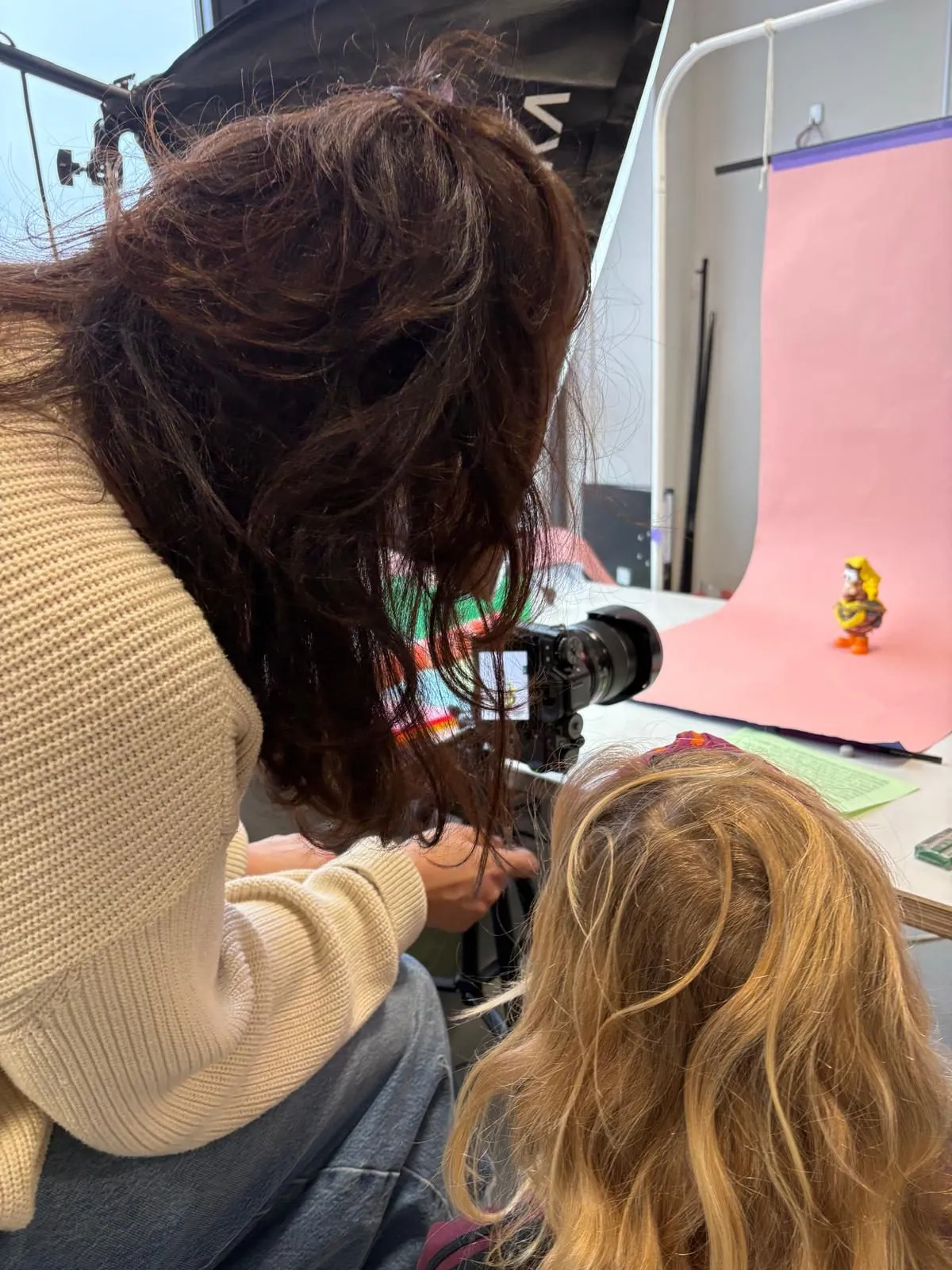 Leerlingen fotograferen hun held met een camera op statief