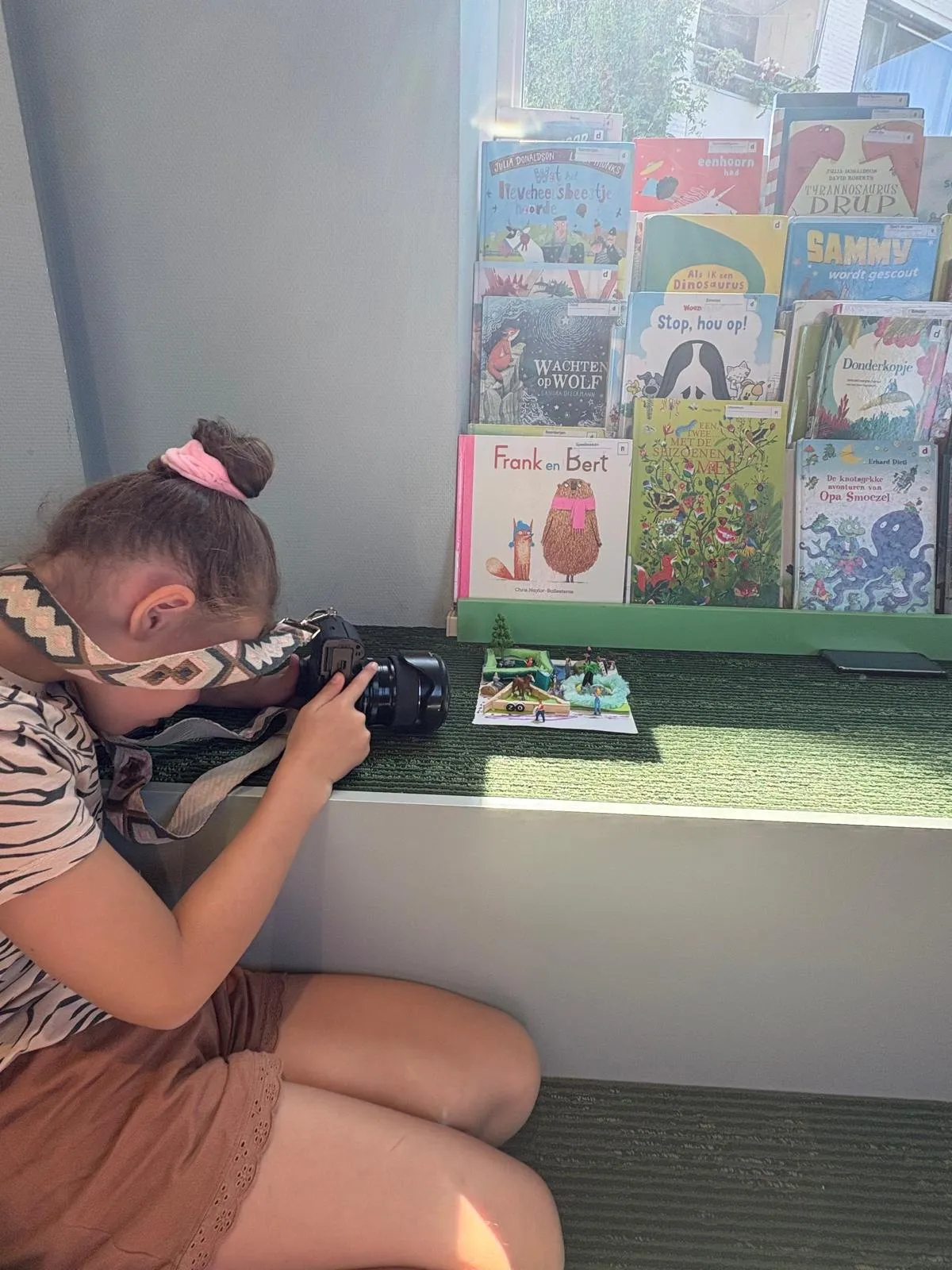 Een leerling maakt een foto van haar scène met een spiegelreflexcamera