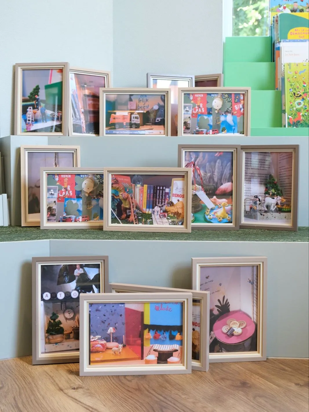 De ingelijste miniatuurscènes van de klas, opgesteld in de bibliotheek